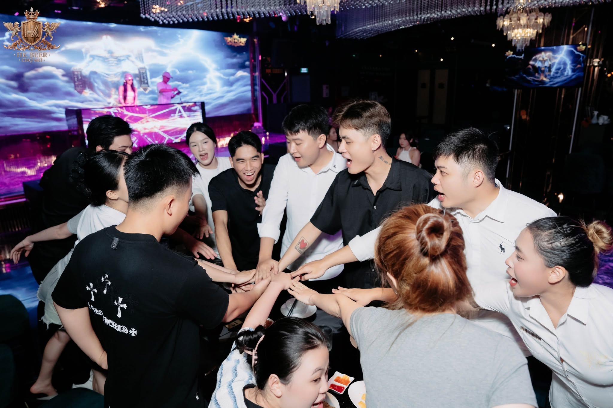 Beer Club đông vui tại Hà Nội -  HK Beer Chợ Mơ